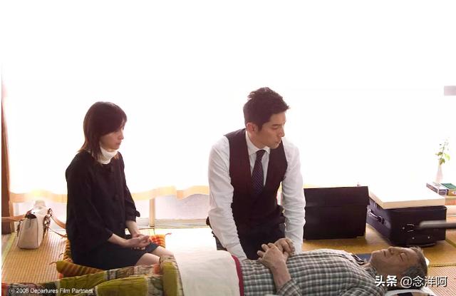 如何评价电影《入殓师》「90后女入殓师」