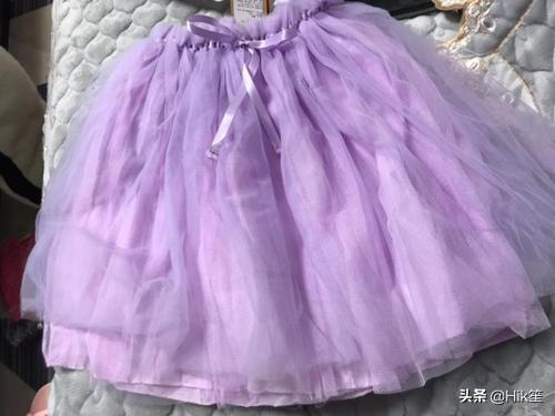 紫色裙子搭配什么颜色的上衣好看？紫色裙子配什么颜色最好看