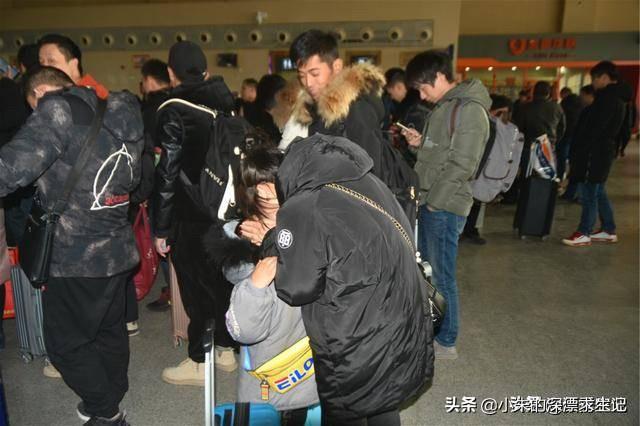 打工人的心酸和无奈说说 外出打工很辛酸，为什么还有那么多人选择背井离乡？