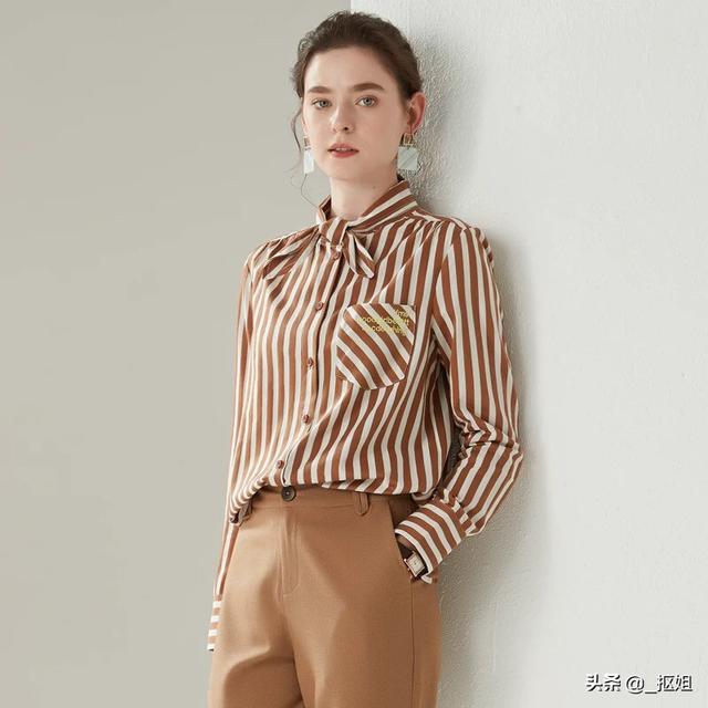 卡其衬衫男如何搭配裤子(图2)