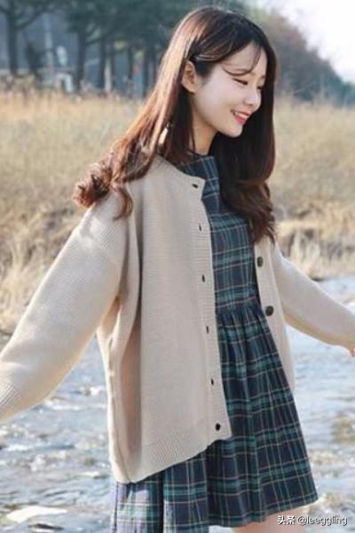 杏色圆领卫衣怎么搭配(图6)