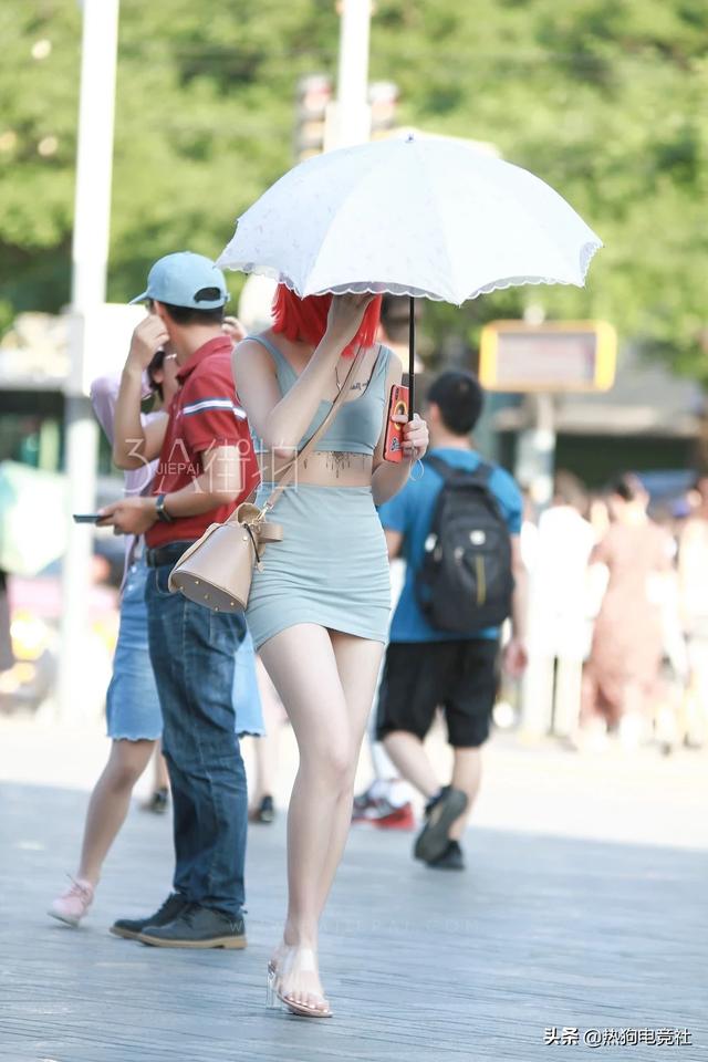 紧身短上衣如何搭配裙子