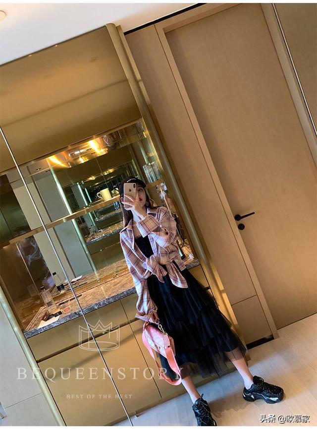 黑色紧身吊带如何搭配衣服(图5)