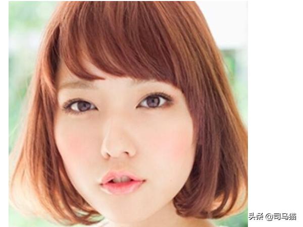 大卷中短发如何搭配衣服(图6)
