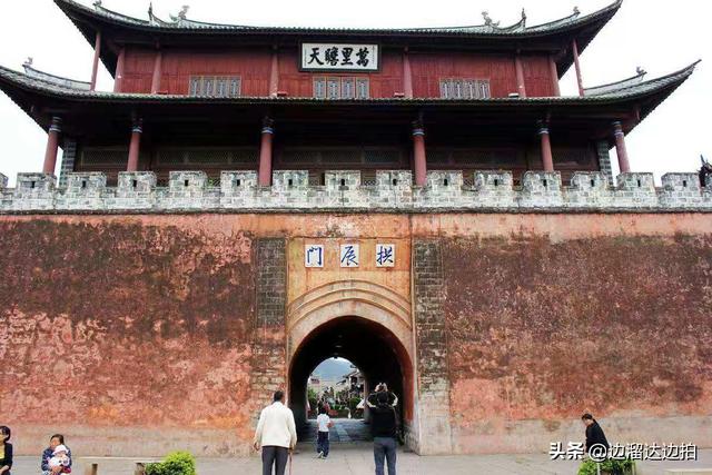 云南古城旅游穿搭， 云南古城旅游穿搭图片