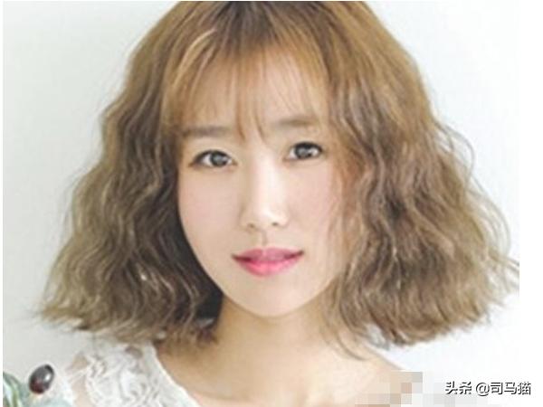 大卷中短发如何搭配衣服(图4)