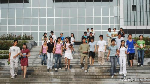 青春阳光穿搭女大学生，青春阳光穿搭女大学生图片