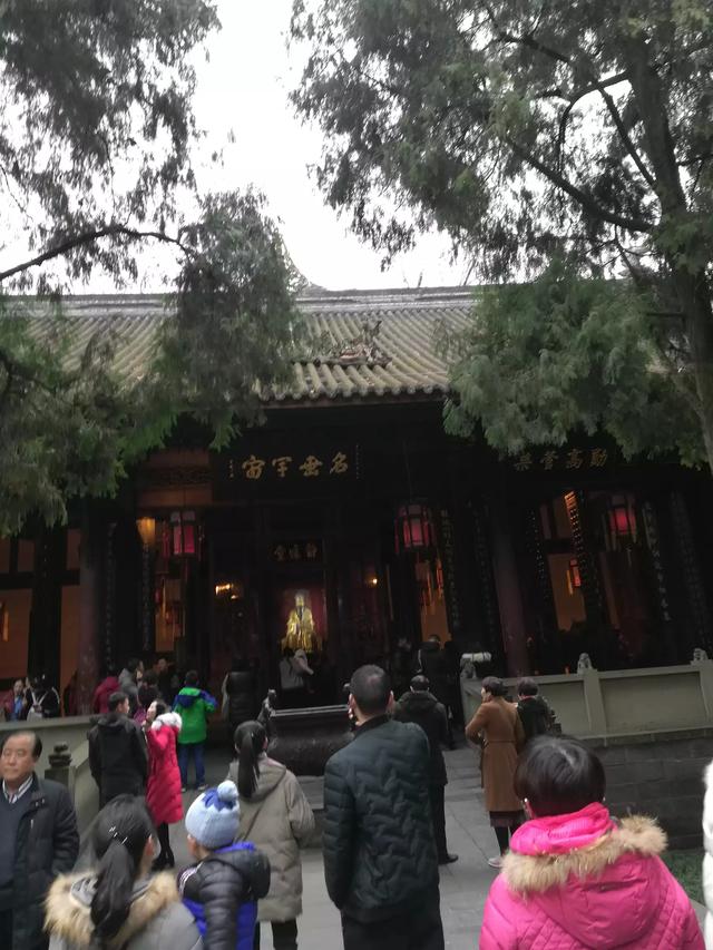 去成都旅游，请问哪些景点必去，住哪里比较方便