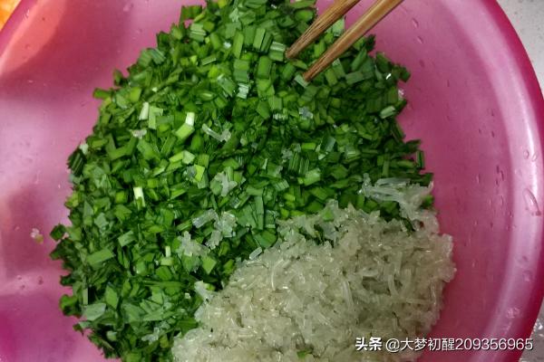 鸡蛋饼小吃的做法大全（韭菜鸡蛋饼的做法，鸡蛋韭菜饼家常做法？）