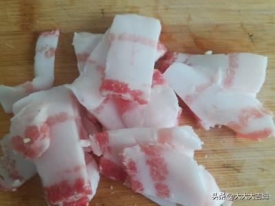 大头菜木耳炸土豆的做法(图2)