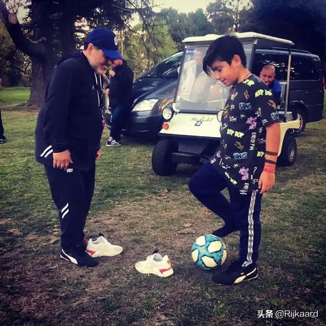 职业球员怎么练足球