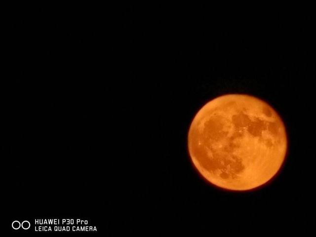 梦见红色的圆月亮,做梦梦到天上红色月亮很亮