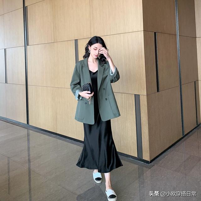 黑色紧身吊带如何搭配衣服(图16)