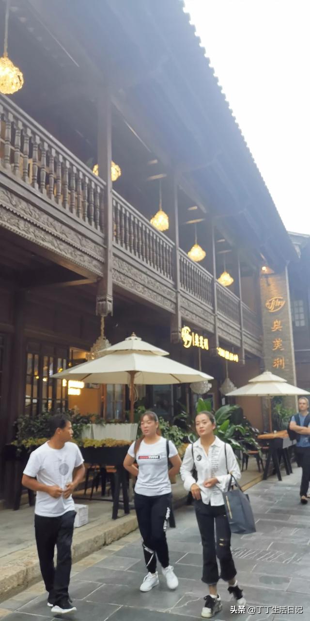 秋冬古城旅游穿搭， 秋冬古城旅游穿搭图片