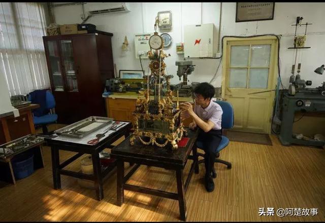 50岁的女人学画画晚吗？：1米58男子苦练绣花一幅卖到6万8