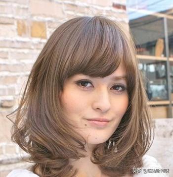 宽脸适合什么发型女（宽脸适合的发型图片女短发）