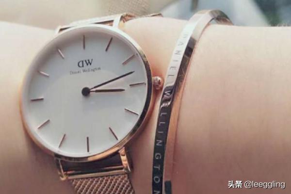dw钢带手表怎么调节？