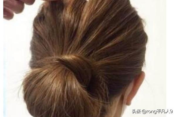 低马尾丸子头怎么扎(图3)