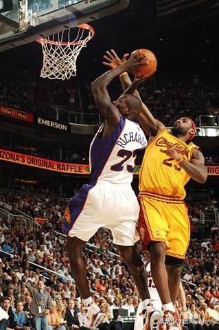 能单手抓到篮筐为什么不能扣篮呢,第3张