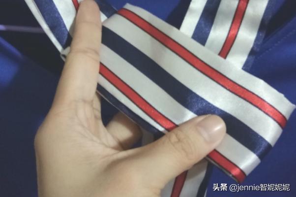 飘带女衬衣如何搭配裤子(图5)