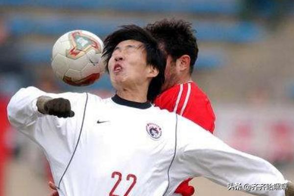 [头顶球]教你如何在足球运动中头顶球？