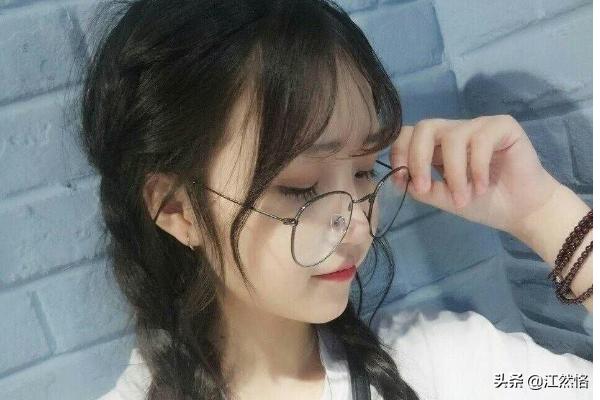 眼镜跟发型如何搭配女孩