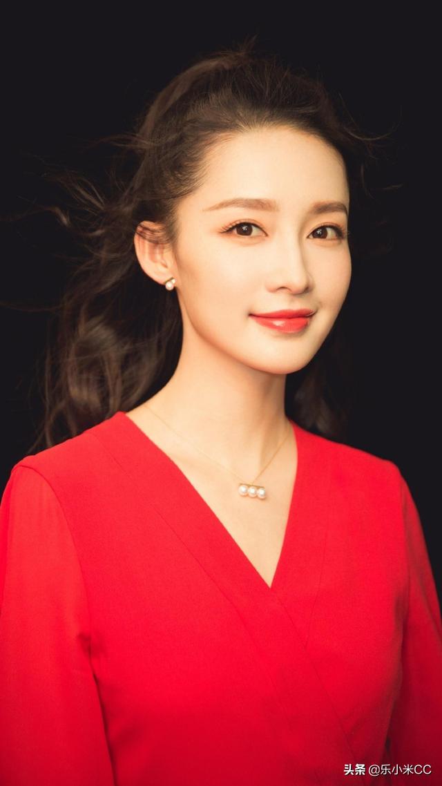 黑色大衣应如何搭配颜色(图2)