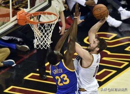 2015～2016年NBA总决赛第三场，詹姆斯从格林头顶跨越，并赛后举报，为什么？