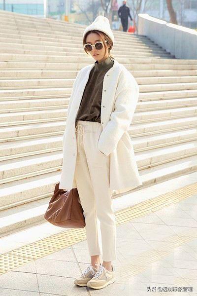 米色卫衣怎么搭配棉服(图4)