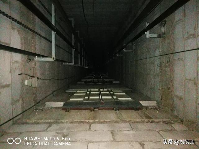 一电梯坠落致2死2伤