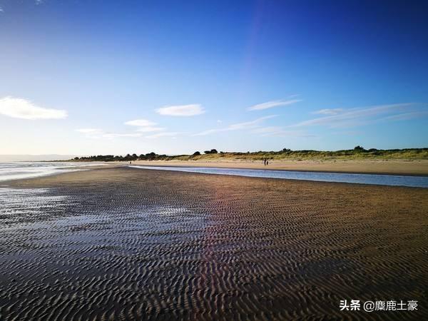 两个女人在有风景的沙滩(图1)
