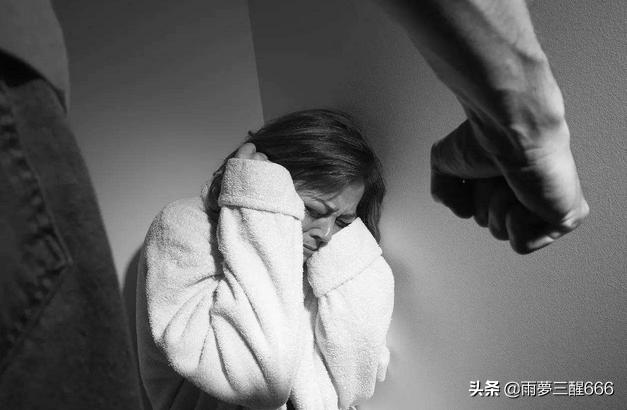男人打女人怎么教训他
