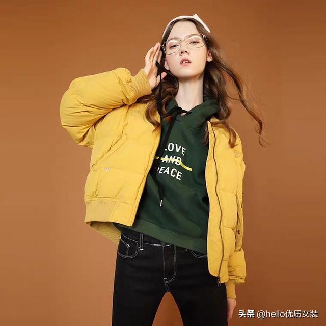 黄色娃娃衫如何搭配衣服