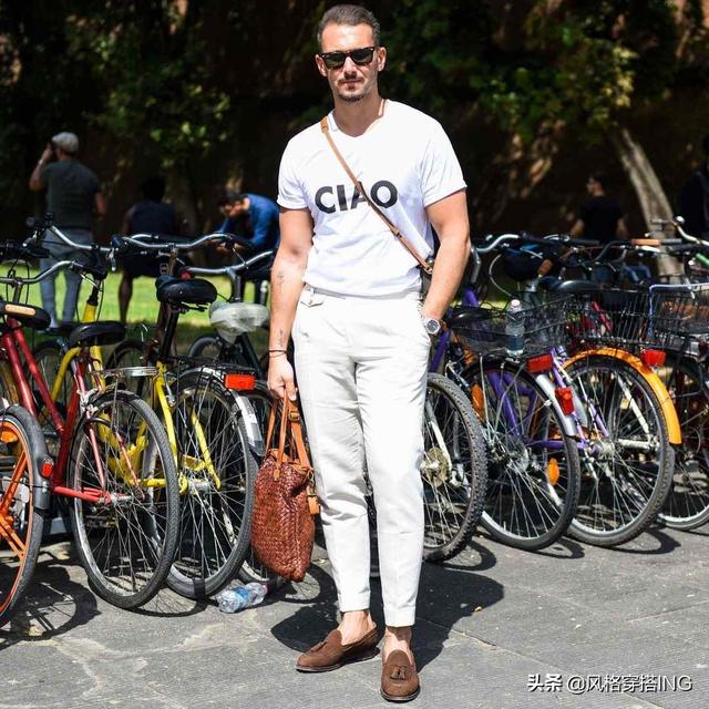 纯白裤子如何搭配短袖男(图1)