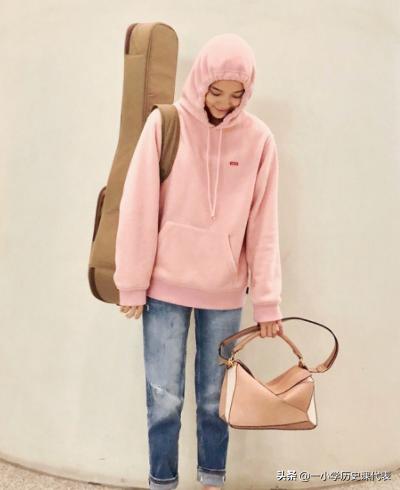 粉红色的上衣搭配什么下衣?粉色上衣,搭配什么颜色的下衣?