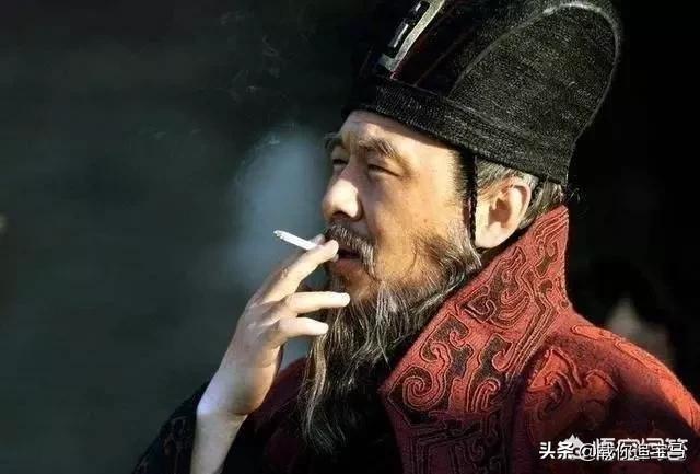 女性和男性朋友吃饭照片(图1)