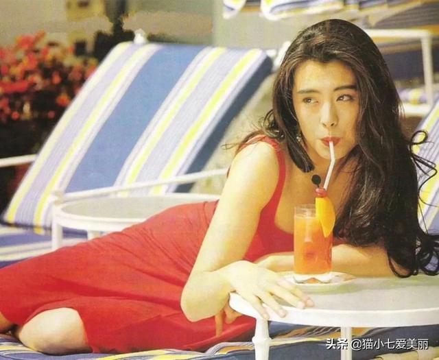 美女露胸的图片（女生穿什么衣服配什么鞋最性感？）