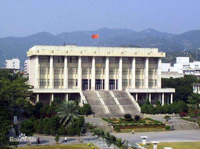 8000万大学校门