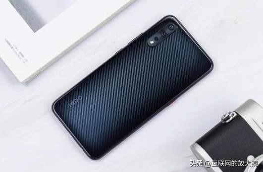 3000元以下的手机哪一款最适合拍照和玩游戏？