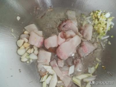 大头菜木耳炸土豆的做法(图5)
