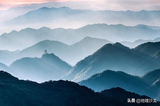 南岭位于我国哪两条河流的流域之间？