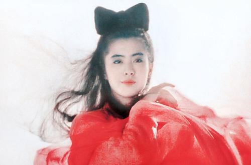 王祖贤是香港影坛数一数二的美女,她的影视作品也陪伴了一代人的芳华