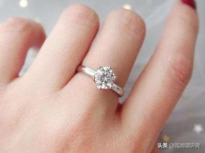 求婚戒指戴哪个手指比较正确？