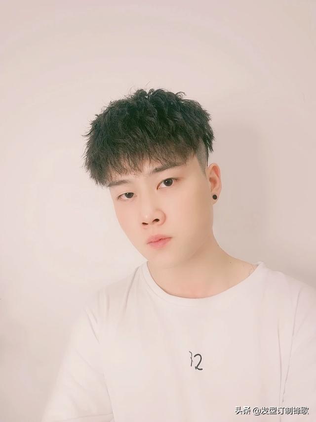 男孩子的发型(男孩子头发长点好还是短点好呢？)
