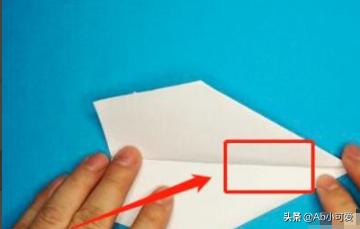 购买的折纸飞机怎么折的