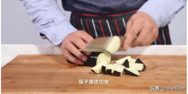 家常菜烧茄子的做法（非常好吃的家常菜——西红柿炒茄子的做法？）