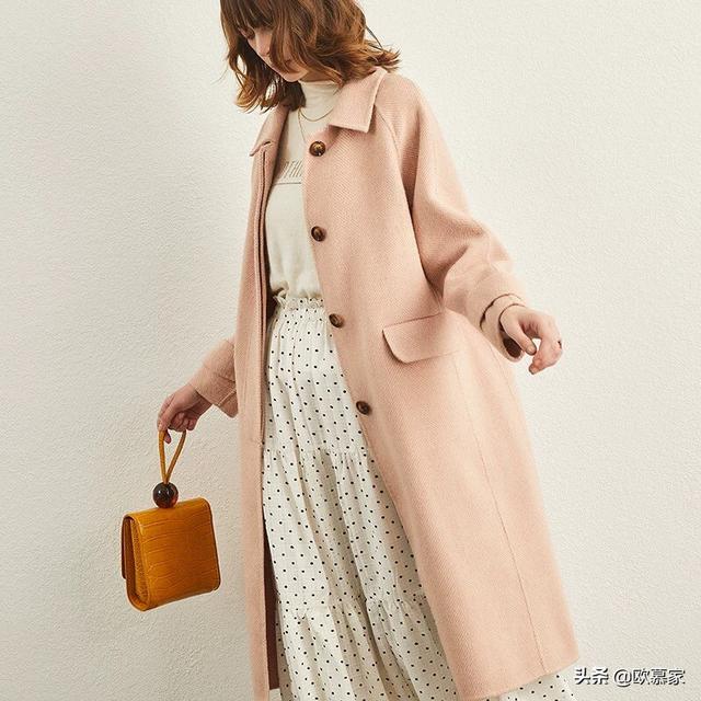 半高领粉色毛衣如何搭配(图5)