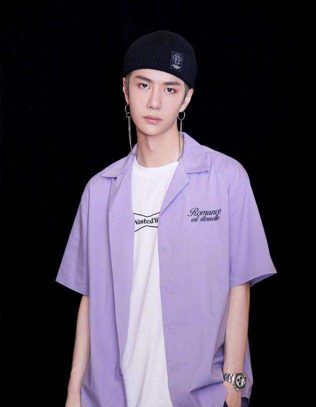鲜紫色上衣如何搭配衣服(图2)