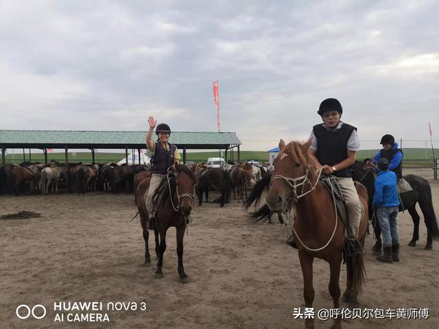 牧民举国旗策马奔腾图片