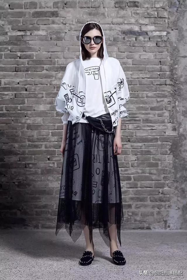 黑色紧身吊带如何搭配衣服(图12)